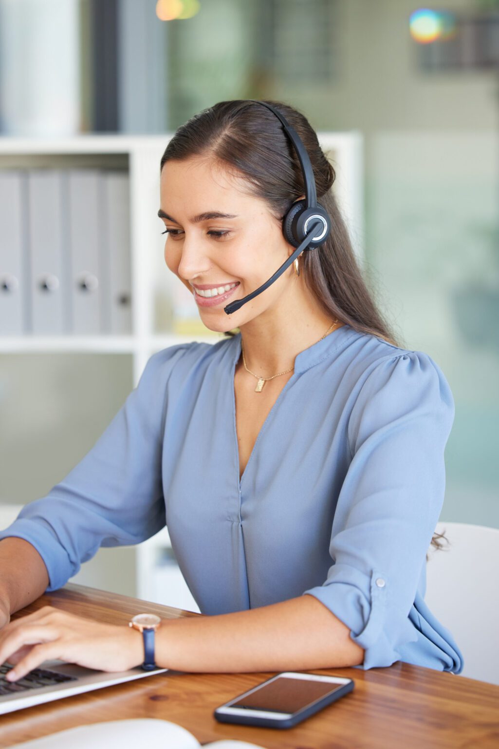 a woman remotely access call center work